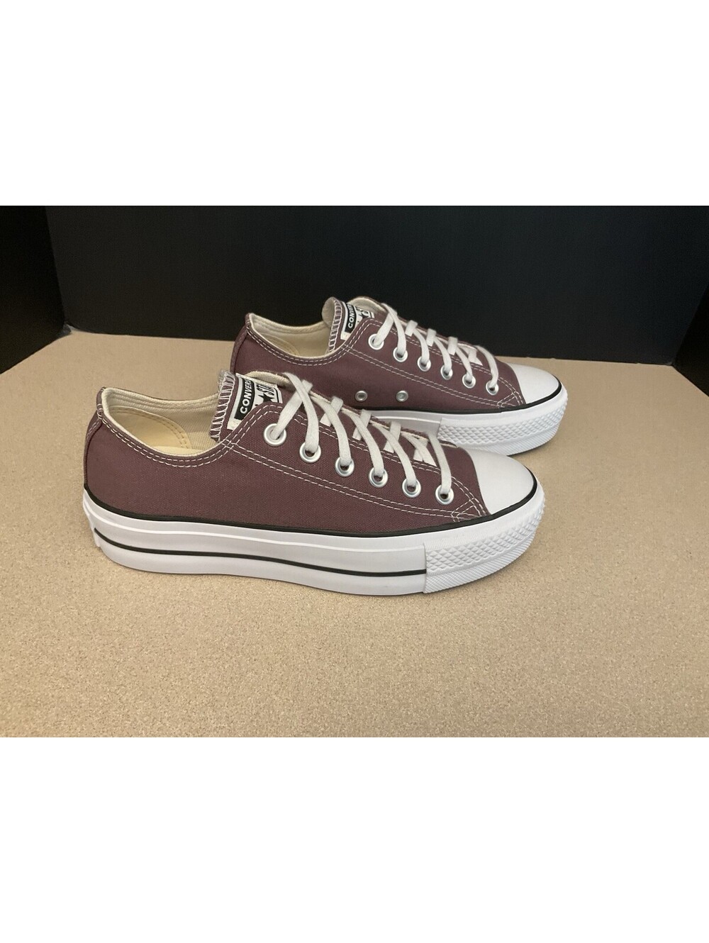 New! Womens Converse Chuck Taylor All Star Low-Top Lift Platform Shoes. Size 6.